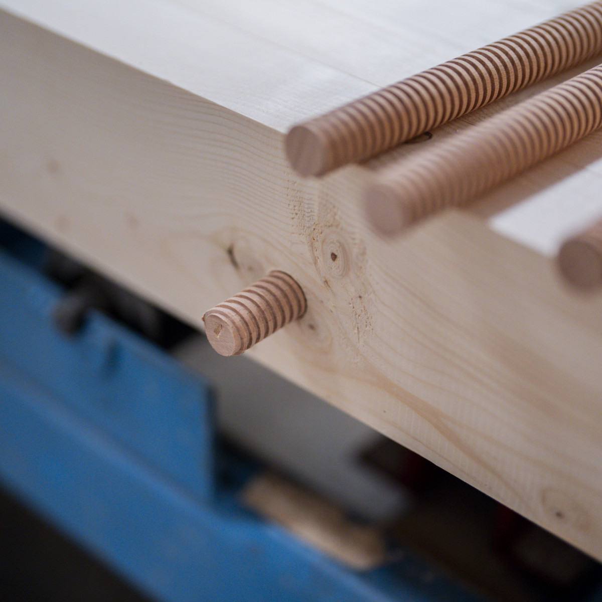 NURHOLZ heißt auch wirklich nur Holz: Selbst die verbindenden Schrauben bauen wir daraus. 